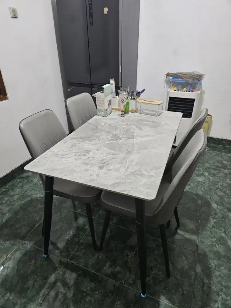 Meja makan dan sofa ruang tamu