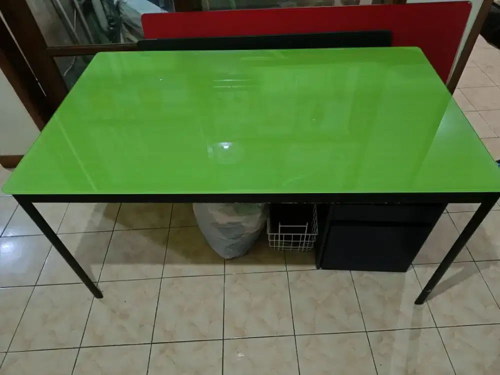 Meja meeting kaca besar