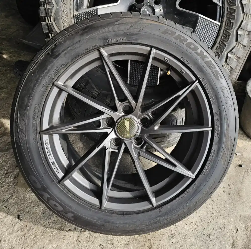 Velg 305 Forged R18 PCD5x114.3 Gunmetal. Lebar 8 ET 38.Velg ban 4pcs