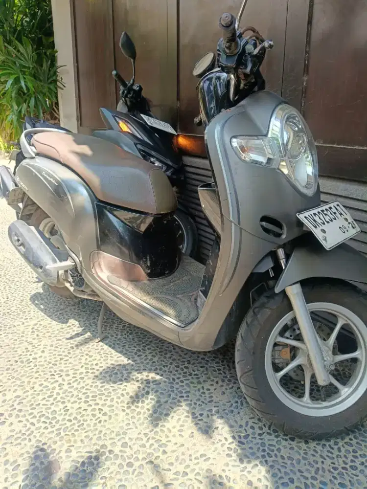 scoopy abu-abu th. 2017