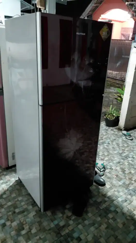 Di jual kulkas polytron