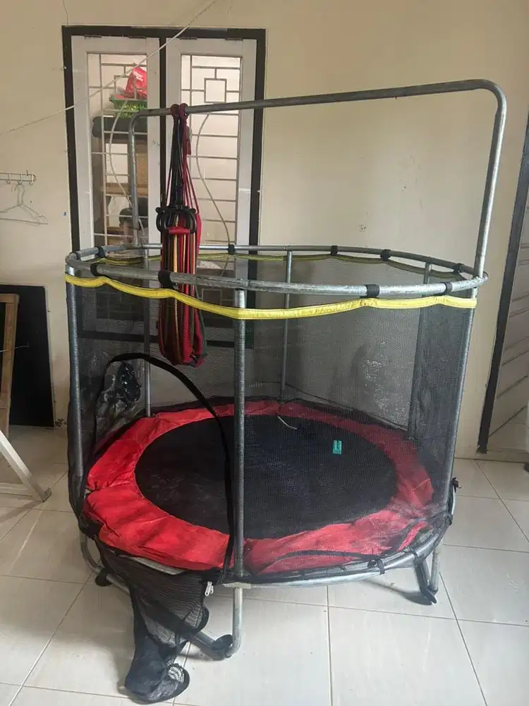 Trampolin anak dengan ayunan