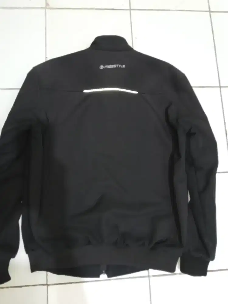 Jaket motor anti air hangat di badan