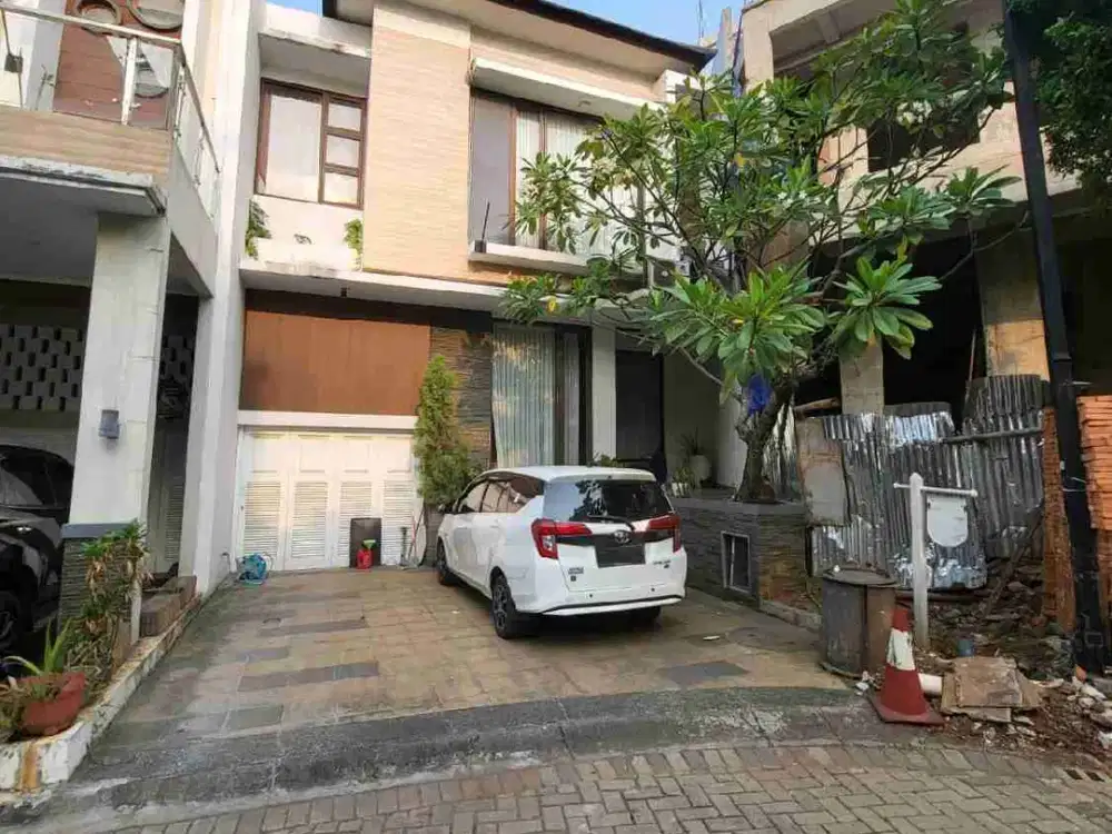 Dijual/disewakan Rumah With Pool di Kebayoran Symphony