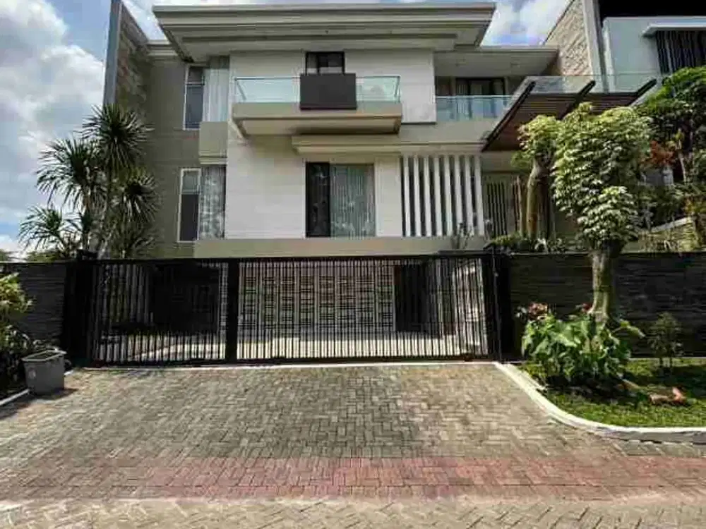 DIJUAL RUMAH MODERN 3 LANTAI SOMERSET CITRALAND ADA KOLAM RENANG DAN FURNISHED SIAP HUNI
