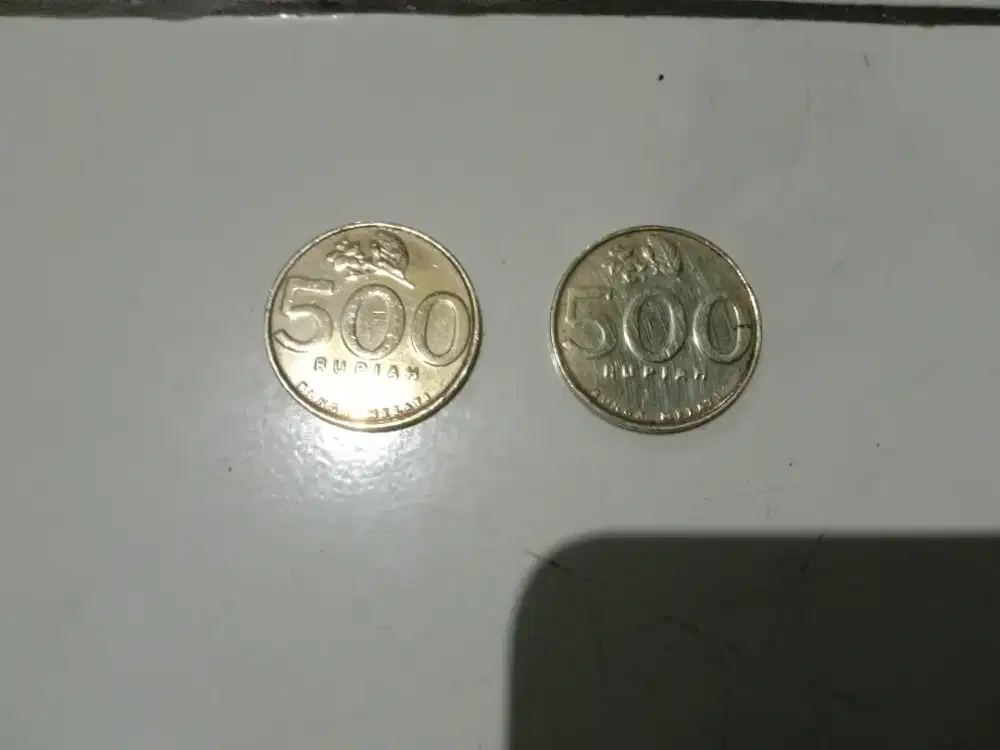 uang logam pecahan 500 rupiah ada 2 keping tahun 2002/2003.