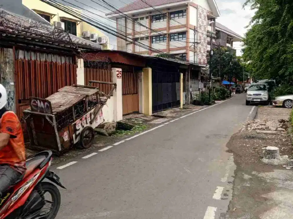 Dijual rumah 2,5 lantai 5 kamar tidur lokasi strategis dekat pusat bisnis, perbelanjaan dan pendidikan di kramat senen Jakarta Pusat