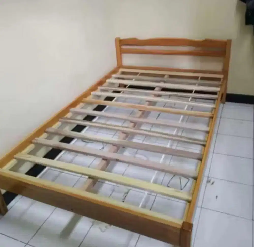 dipan kayu tempat tidur