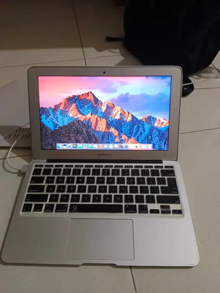 Dijual cepat Macbook Air 11 Inchi 2012