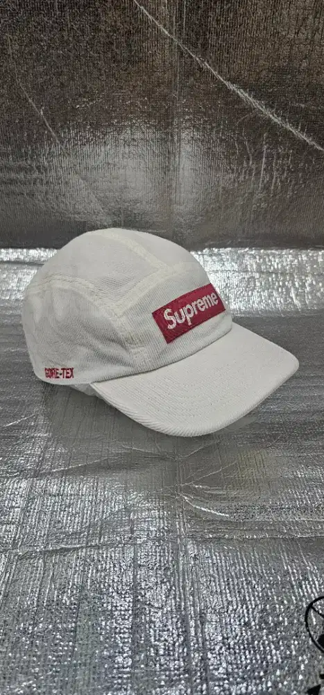 Topi Supreme Box Logo White x Gore-Tax | Clean & Premium Look
