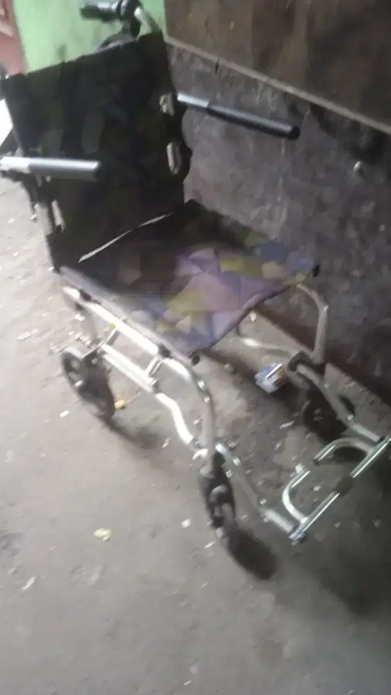 Kursi roda travel bekas rem tangan siap pakai