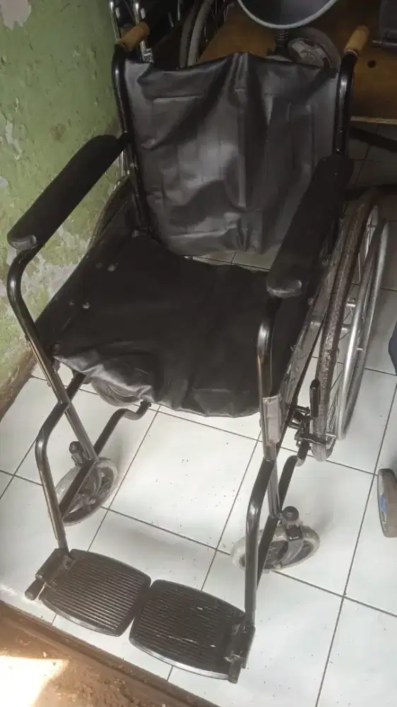Kursi roda bekas siap pakai