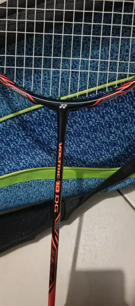 Raket dan tas bulutangkis