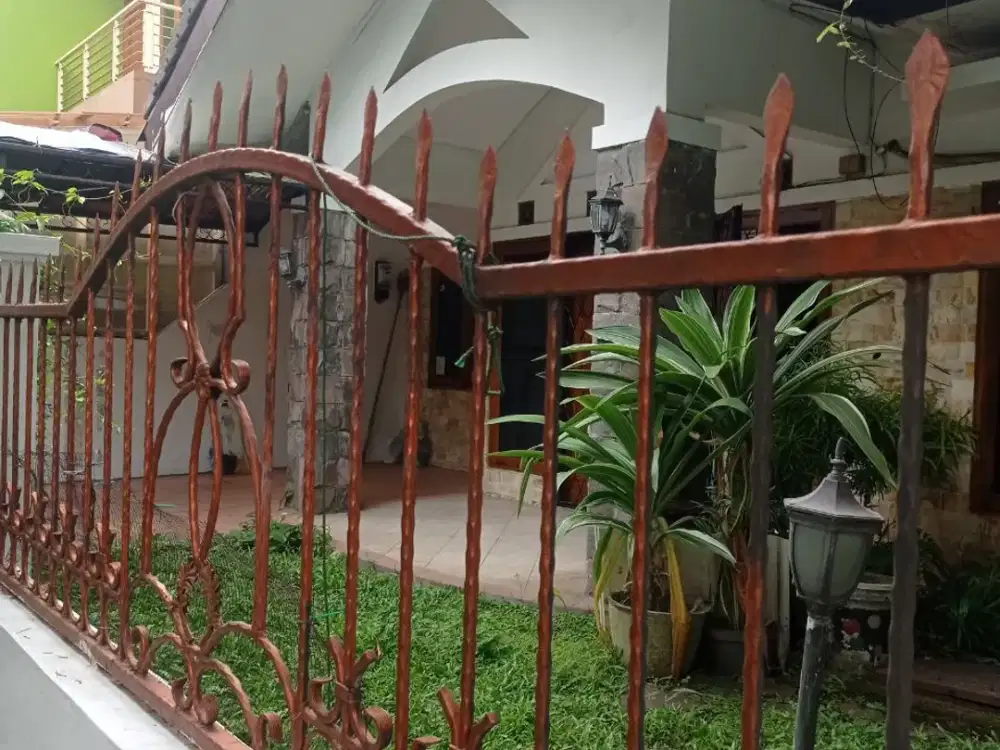 TURUN HARGA! Rumah Siap Huni 140m² di Batununggal Indah Estate - Hadap Timur