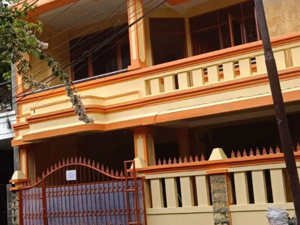 Disewakan rumah dua lantai yang besar dan luas di Malaka Sari, Duren Sawit, JakTim