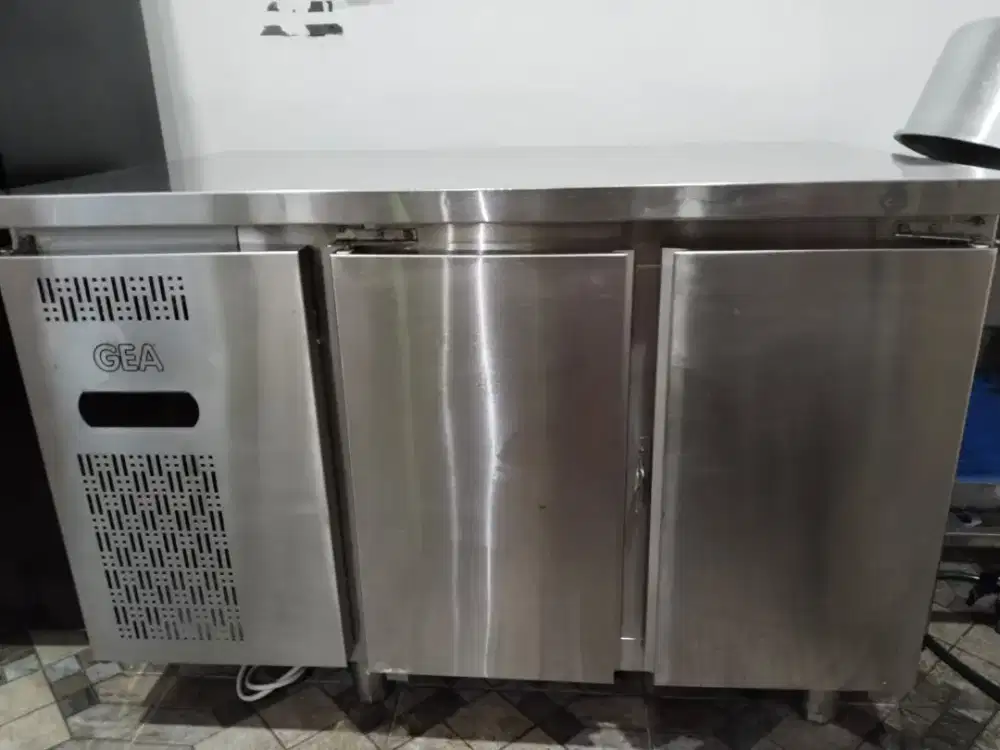 FREEZER MEJA GEA STAINLESS 2 PINTU 
LIKE NEW SIAP USAHA