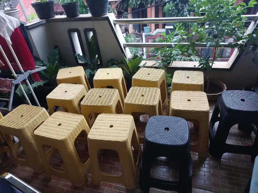 Kursi Plastik Rotan Bekas – 13 Unit (11 Kuning, 2 Hitam)