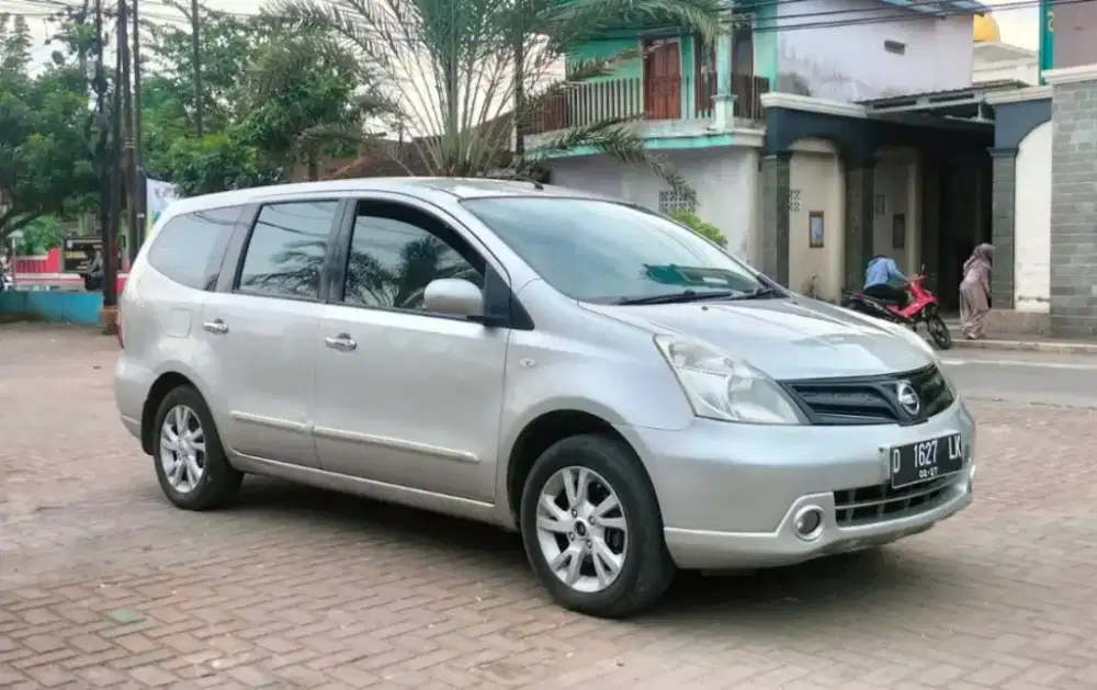 grand livina xv matik 2011