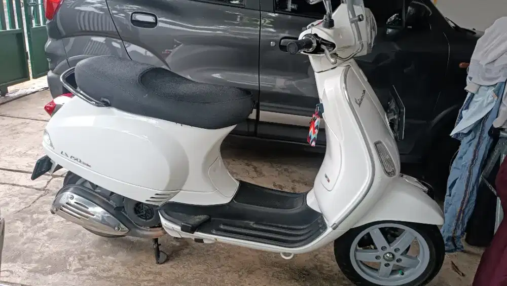 Vespa LX 150 3v Putih Rare tahun 2013 mulus