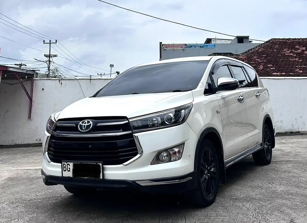 Toyota innova Reborn Venturer bensin matic 2018 km rendah mulus sekali