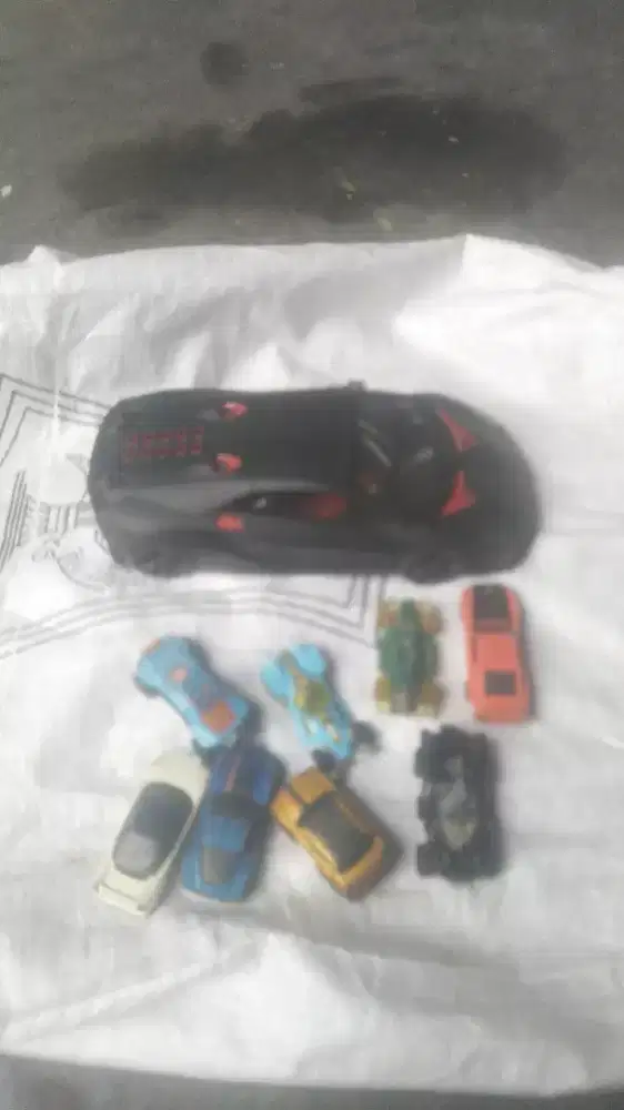 Mainan mobil mobilan