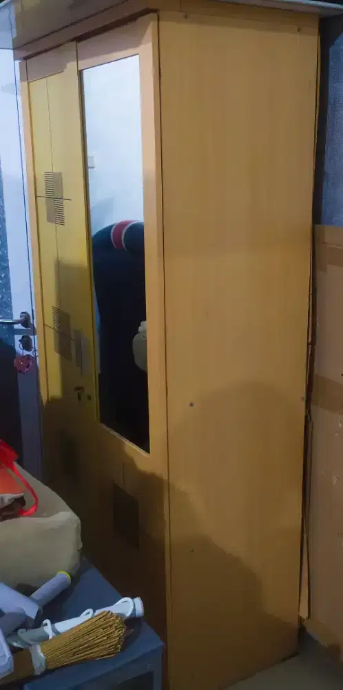 Jual lemari kaca 2 pintu kondisi baik