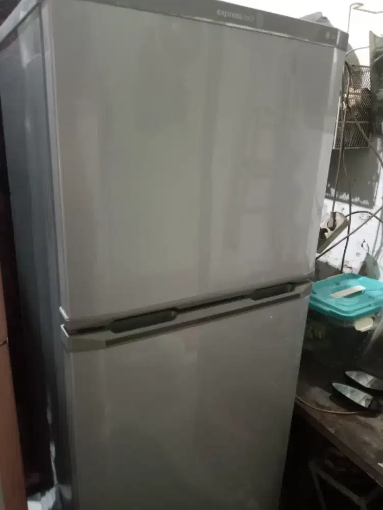 Dijual cepat kulkas dua pintu bisa nego tipis