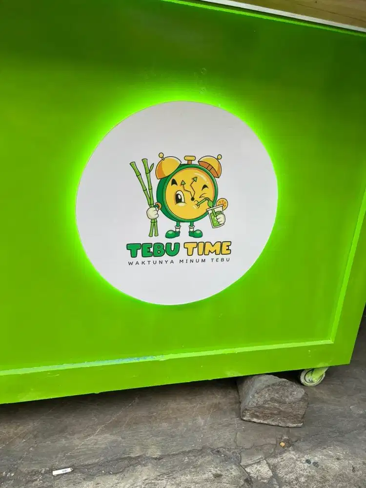 karyawati jual es tebu