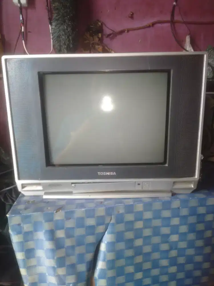 Tv tabung merk Toshiba 14 in + stb siap nonton.