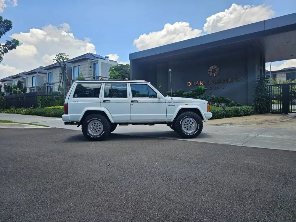 Jeep Cherokee XJ 1994, limited,enak diliat