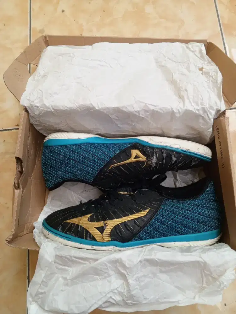 sepatu futsal Mizuno Rebula