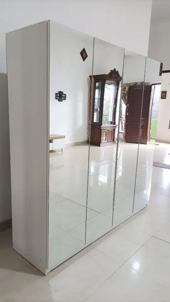 Lemari kaca sama meja tv