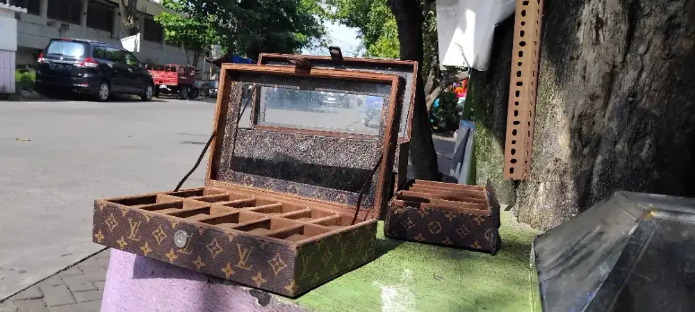 Kotak kacamata jam murce