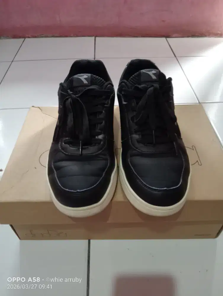 Sepatu Diadora Warna Hitam Putih Size 39