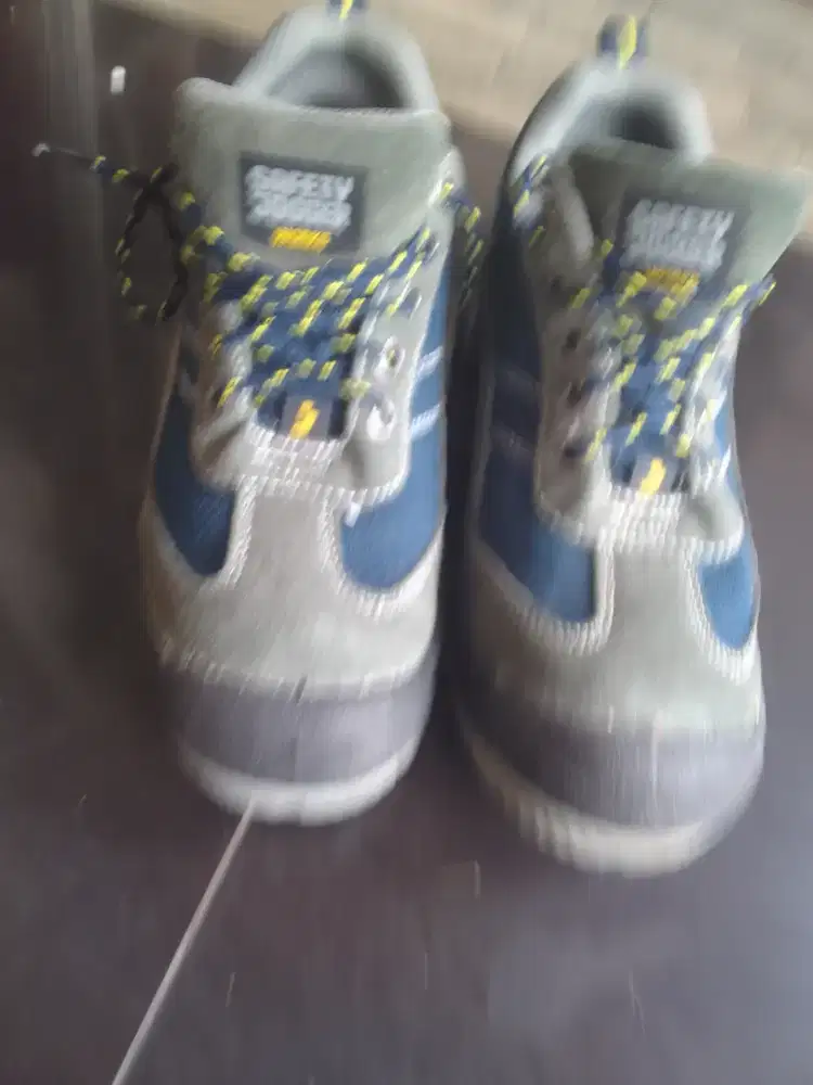 Sepatu sefty jogger ukuran 42