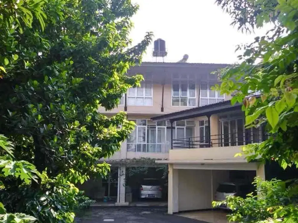 Rumah Dengan Tanah Super Luas di Lokasi Strategis Lebak Bulus