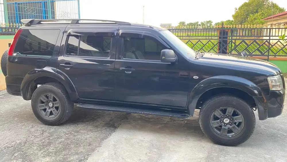 Ford Everest Hitam 2009