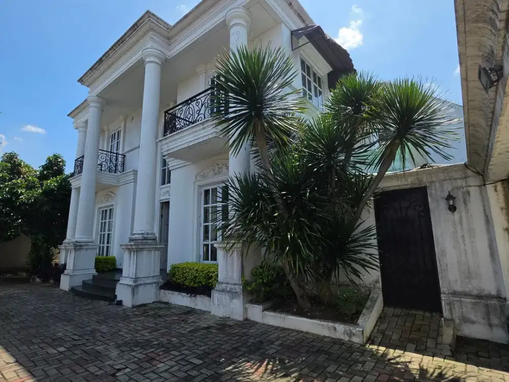 Rumah Neoklasik Luas Di Jatinegara Jakarta Timur