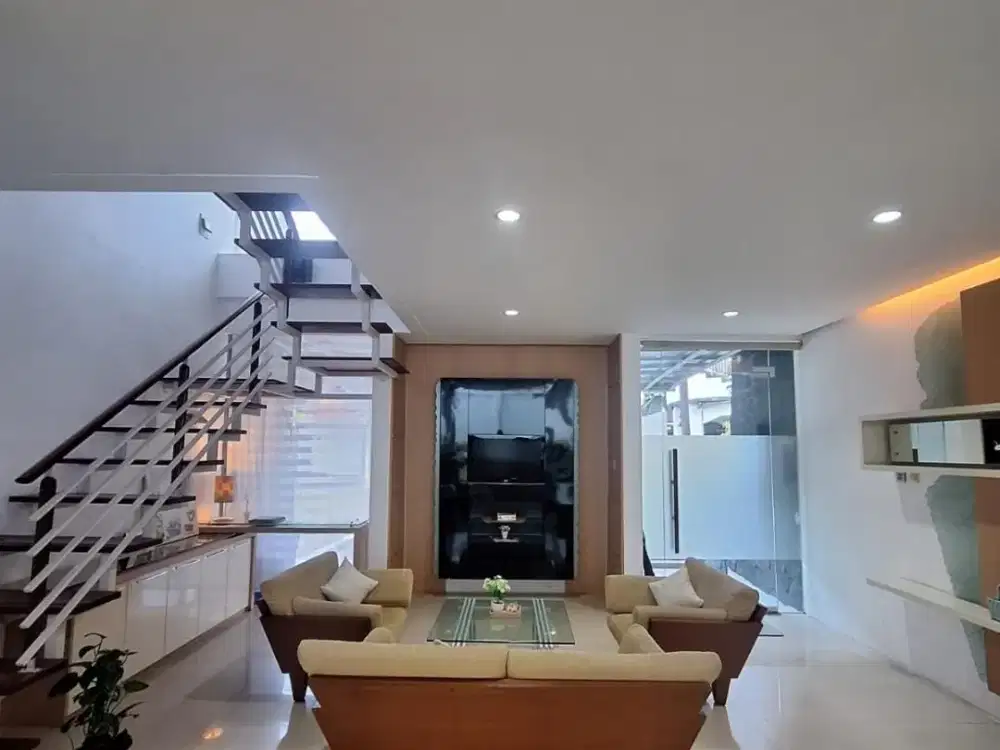 Disewakan Rumah Bagus Nyaman Siap Huni Minimalis Lokasi di Town House Beverly Dago Bandung