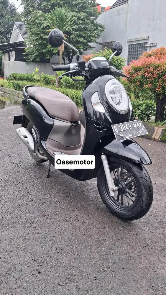 (A) Honda Scoopy Stylist tahun 2022 Hitam
