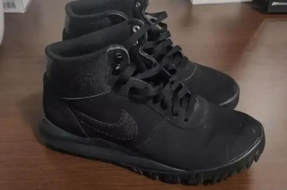 Sepatu nike hoodland suede triple black dijamin original size 43 mulus