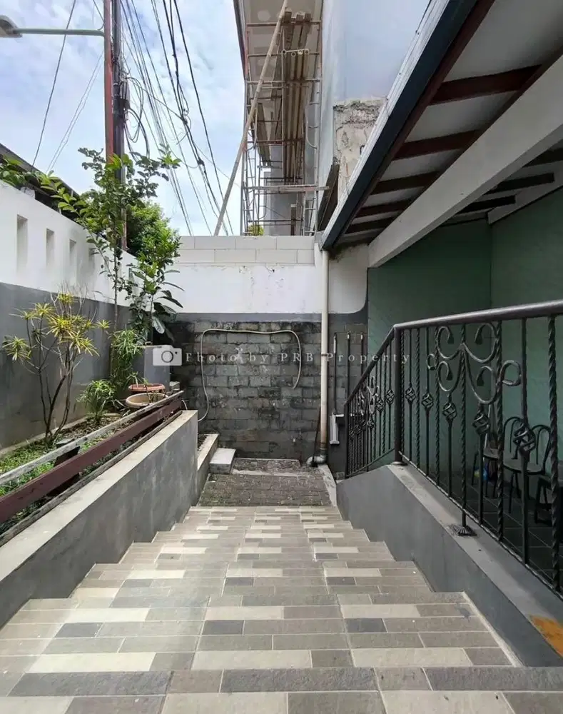 RUMAH 2 LANTAI JAKSEL (DEKAT TOL, STASIUN, SHM, BEBAS BANJIR, TENNIS)