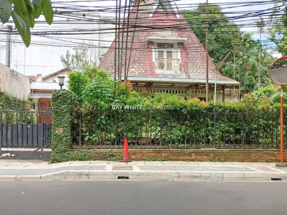 Rumah Bangunan Lama Terawat di Jl Kertosono Menteng