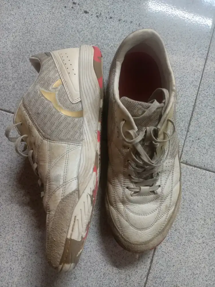 Sepatu futsal ortuseight