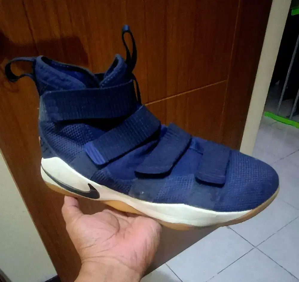 Sepatu nike leborn soldier 11 size 43 mulus like new di jamin ori