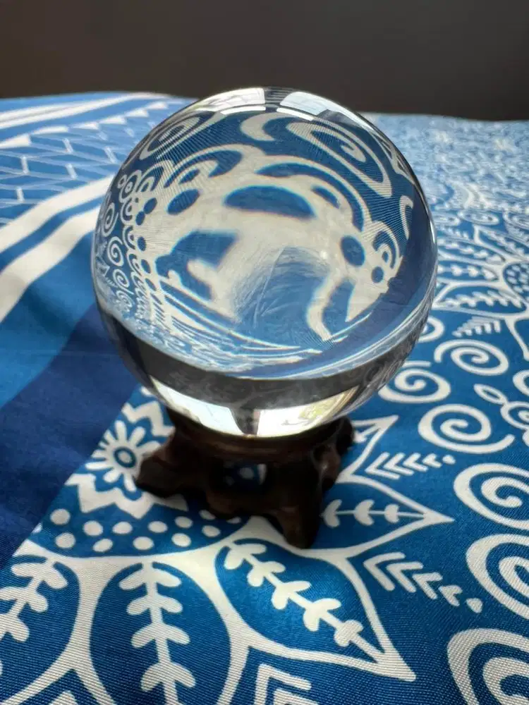 Bola kristal dengan stand kayu