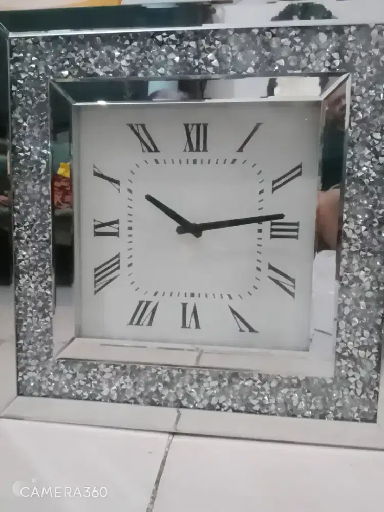 Jam dinding (Informa)