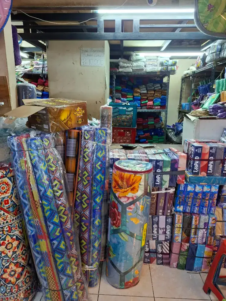 Pegawai Toko grosir di klewer