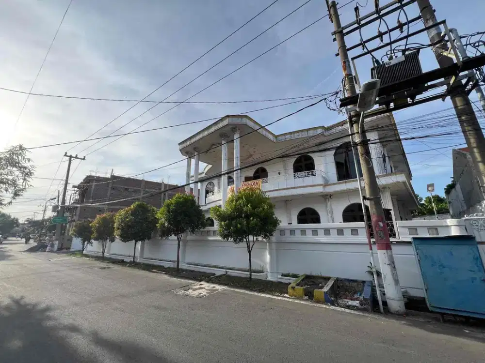 Mojoklanggru kidul rumah besar 100m dr raya Dharmahusada Indah