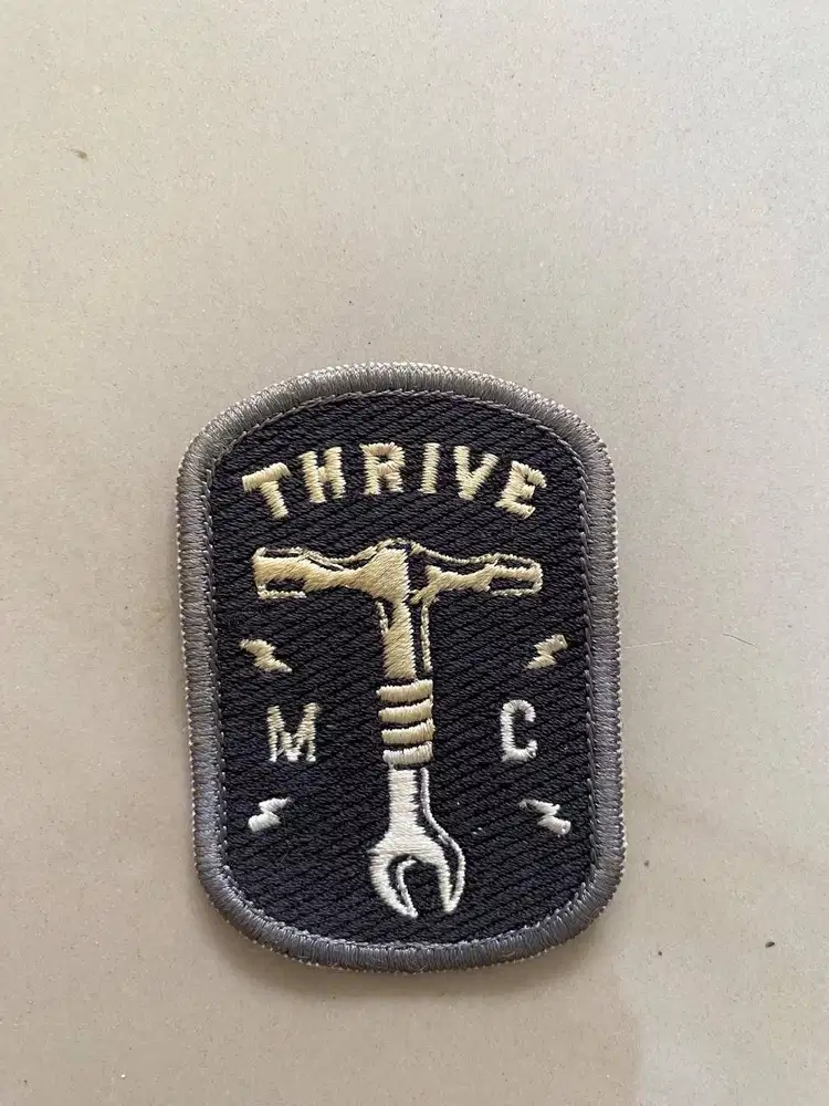 LOGO/ BET/ BADGE THRIVE